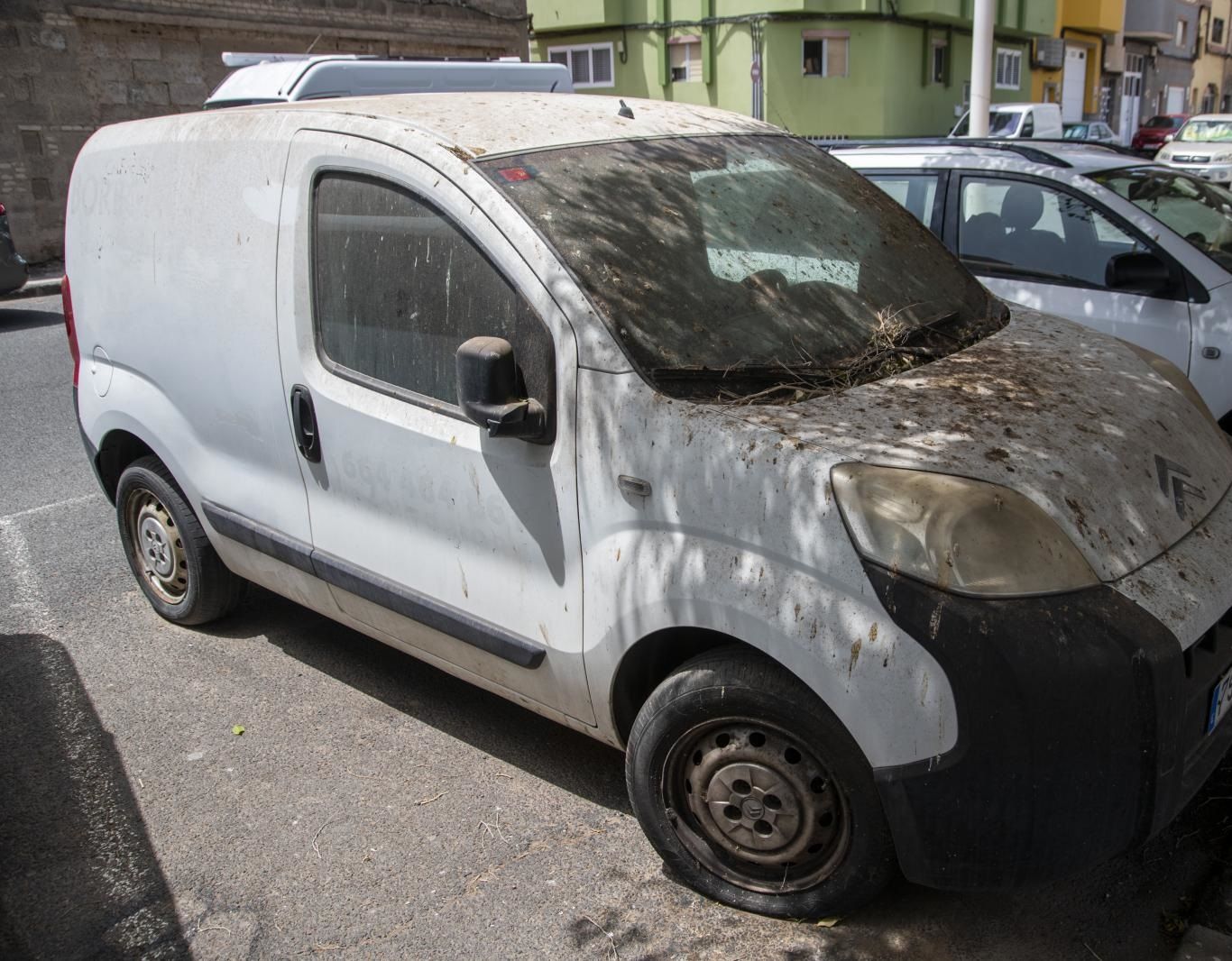 Coche abandonado desde hace meses en la playa de Arinaga, con la ITV caducada.