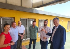 El alcalde de Telde, Juan Antonio Peña, entrega las llaves del centro a Lorenzo Esma.