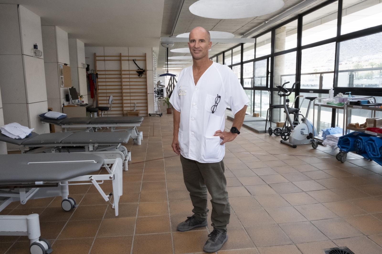 Imagen secundaria 1 - Cris y Fran se despiden de sus compañeros entre aplausos y lágrimas de emoción (arriba). A la izquierda, Enrique Bárbara, médico rehabilitador. A la derecha, Alejandro Palmés, fisioterapeuta. 