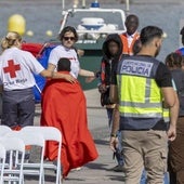Imagen de archivo de un menor siendo atendido por personal de Cruz Roja.