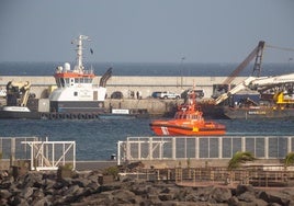 Imagen del remolcador que descubrió a los polizones en la gabarra que transportaba.