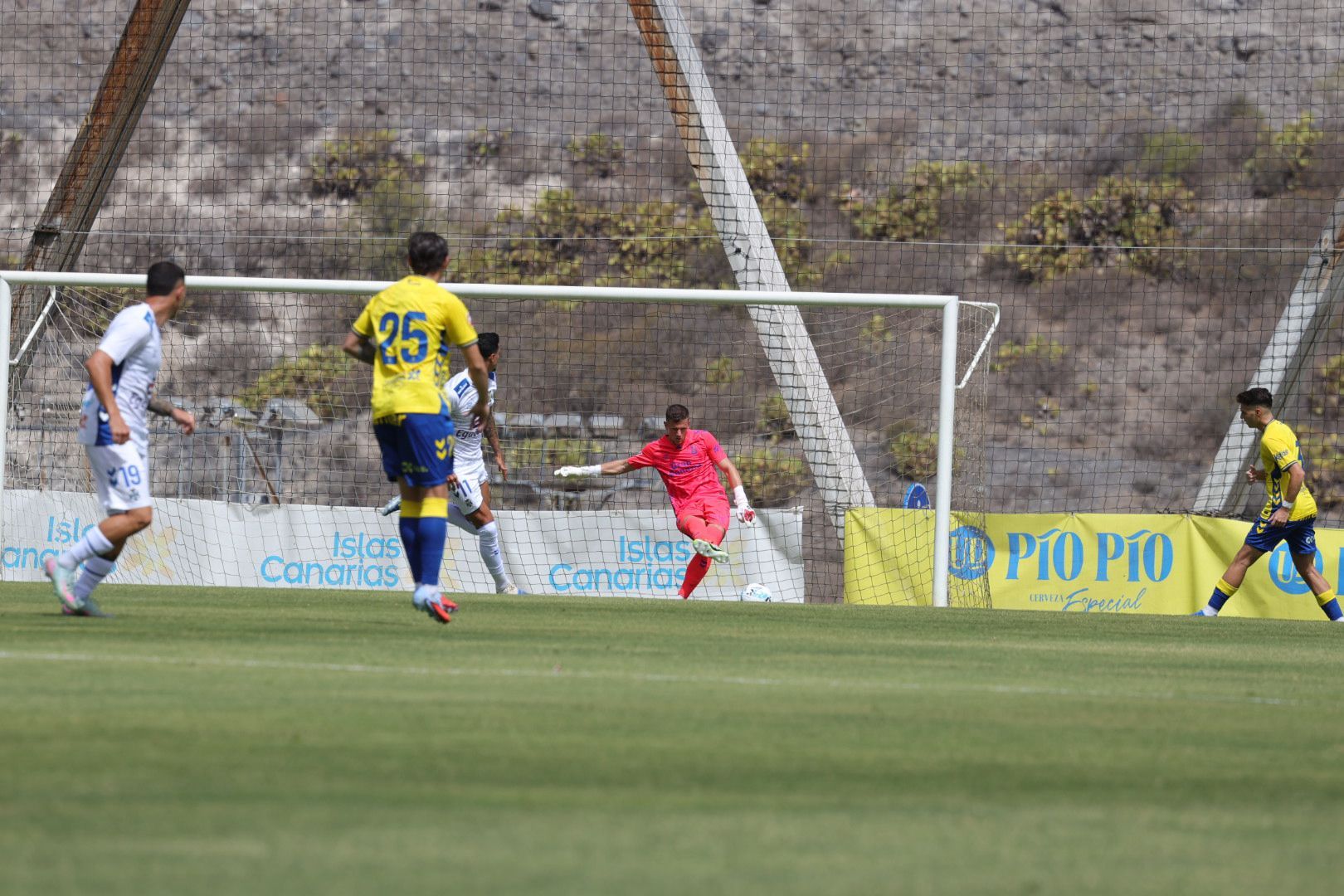 Pasión y rivalidad en el derbi canario: UD Las Palmas - CD Tenerife