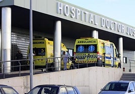 Imagen de archivo de una ambulancia en el Hospital Doctor José Molina Orosa.