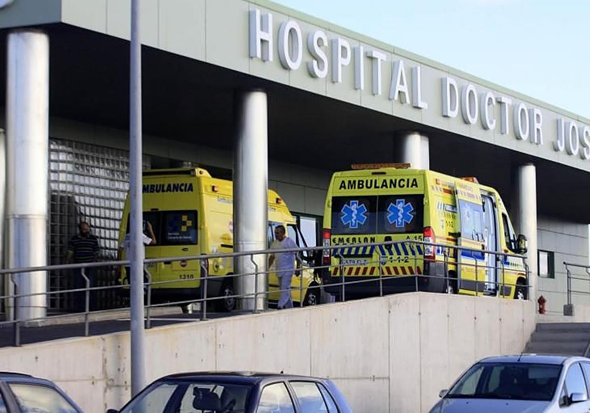 Imagen de archivo de una ambulancia en el Hospital Doctor José Molina Orosa.