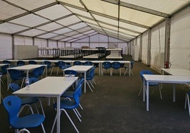 Interior de la carpa en la que se reubicado a los 49 polizones que viajaban en la gabarra que iba arrastrada por el remolcador holandés 'Zwerver 3'.