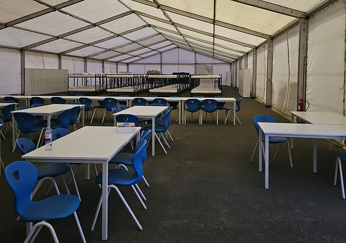 Interior de la carpa en la que se reubicado a los 49 polizones que viajaban en la gabarra que iba arrastrada por el remolcador holandés 'Zwerver 3'.