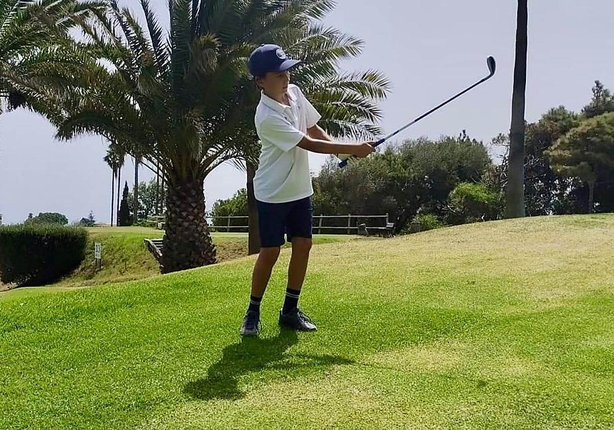 Uno de los participantes, ayer durante el recorrido en el Real Club de Golf de Las Palmas.
