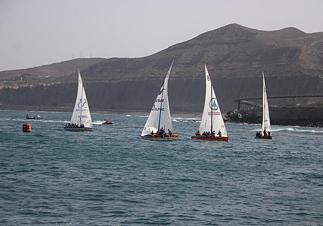 Imagen de la accidentada regata de este sábado en la bahía capitalina.