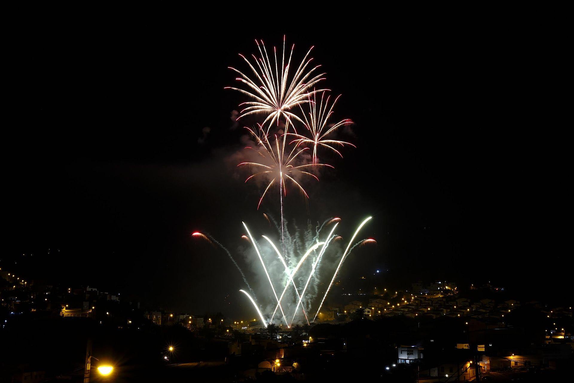Los fuegos muestran todo su esplendor en San Lorenzo
