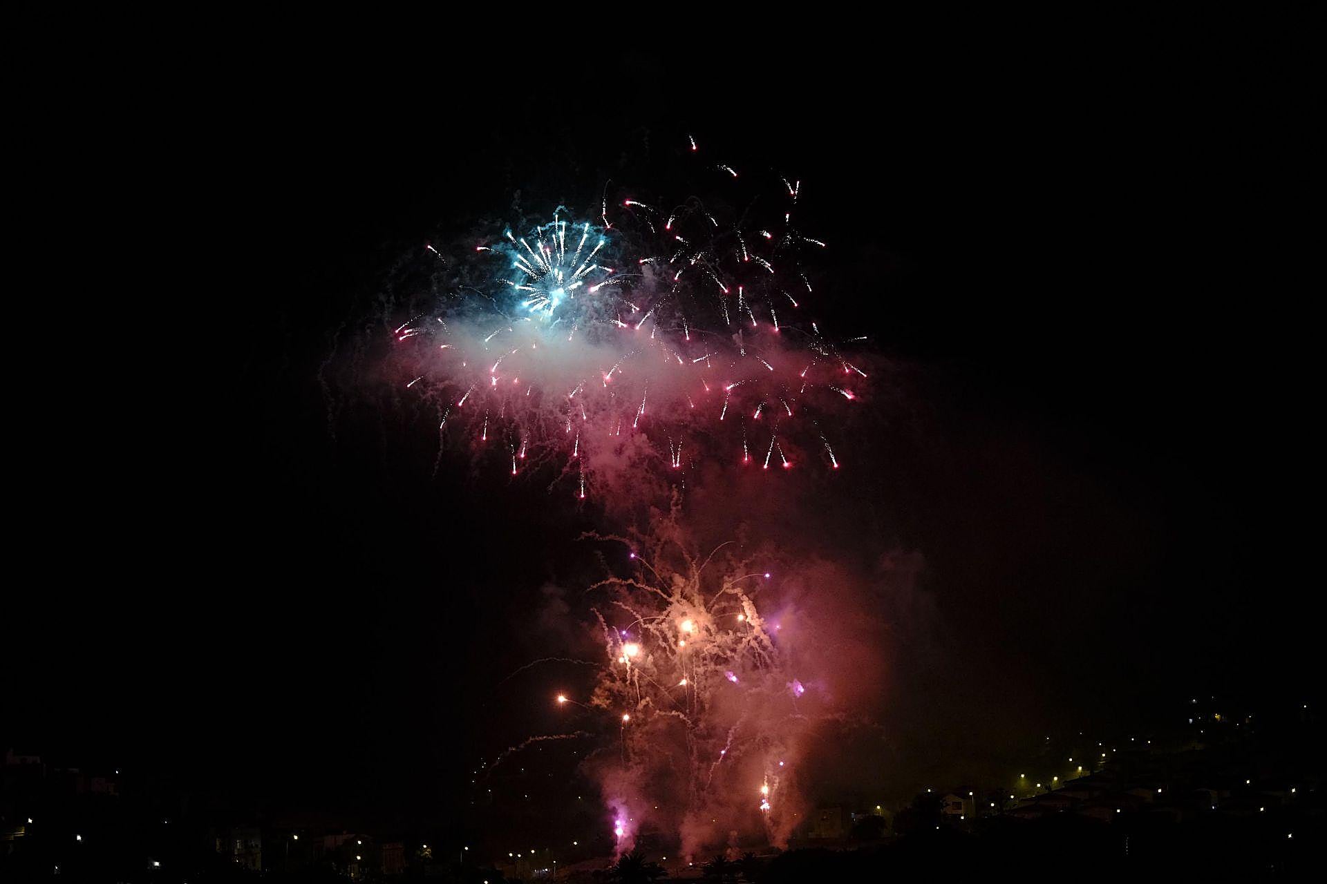 Los fuegos muestran todo su esplendor en San Lorenzo