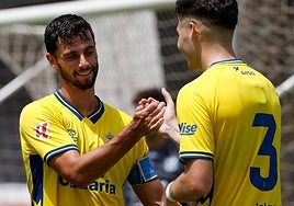 Loiodice y Mika Mármol celebran uno de los goles del último amistoso de la UD.