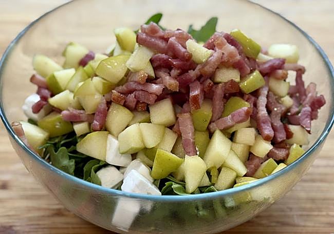 Añadimos el bacon y la manzana