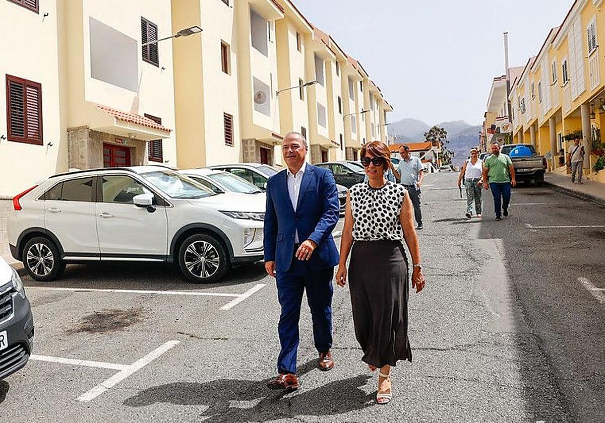 Augusto Hidalgo, responsable del Consorcio de Vivivienda, con la alcaldesa de Mogán.