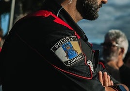 Agente de la Policía Canaria en servicio