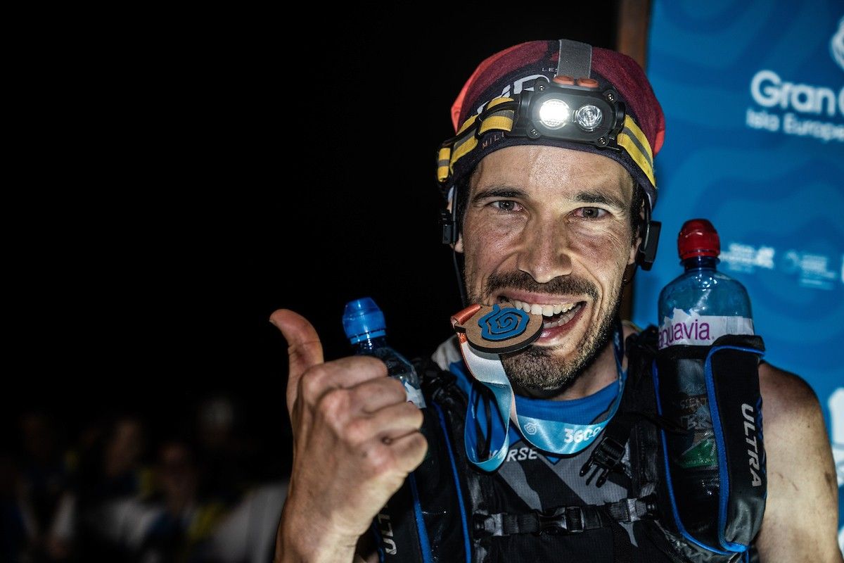 José Bordón, pulgar arriba y medalla al cuello.