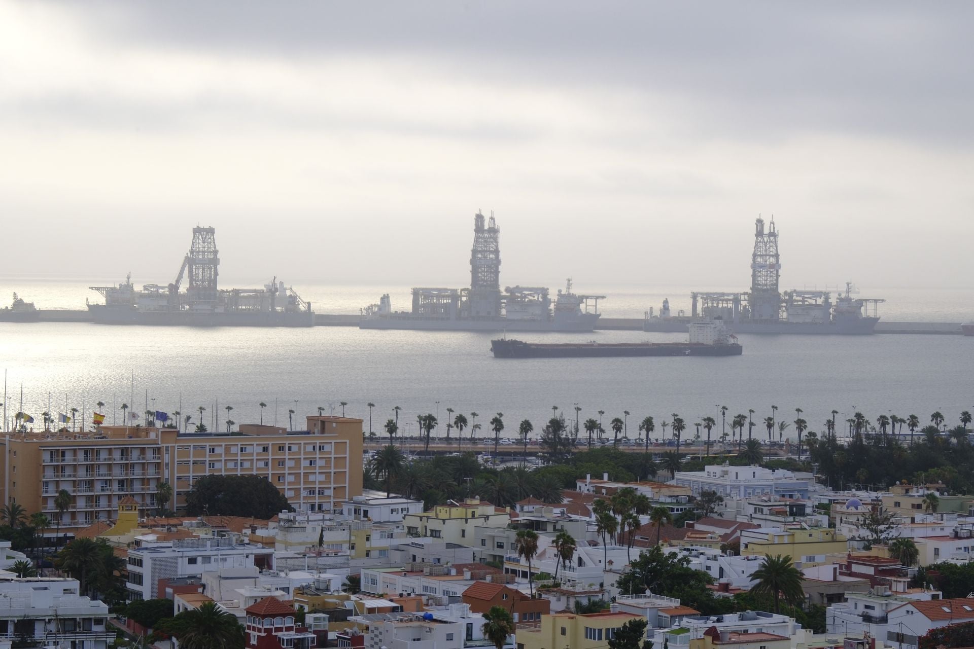 El cielo de la ciudad amanece envuelto en calima