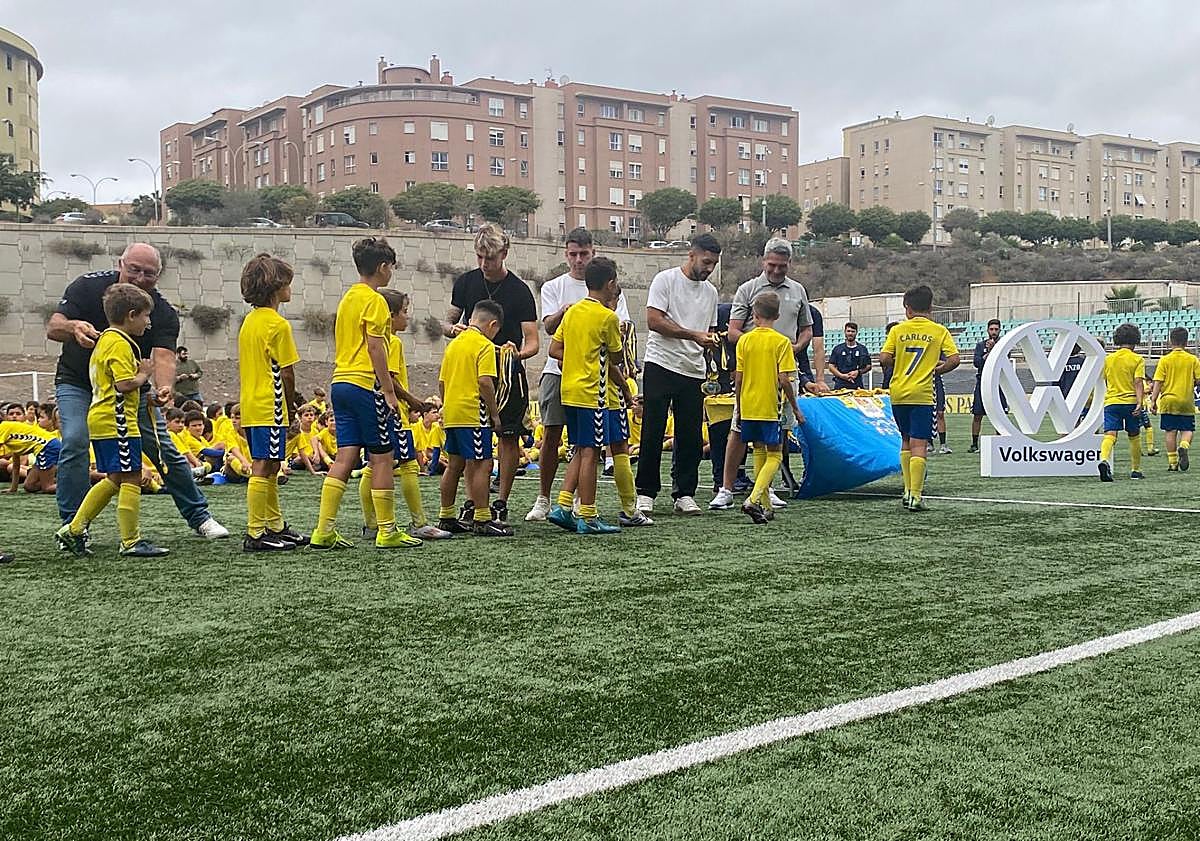 Imagen principal - Canarias respira en amarillo con el éxito de los Campus veraniegos de la UD