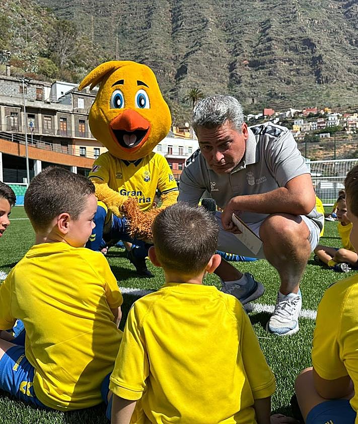 Imagen secundaria 2 - Canarias respira en amarillo con el éxito de los Campus veraniegos de la UD