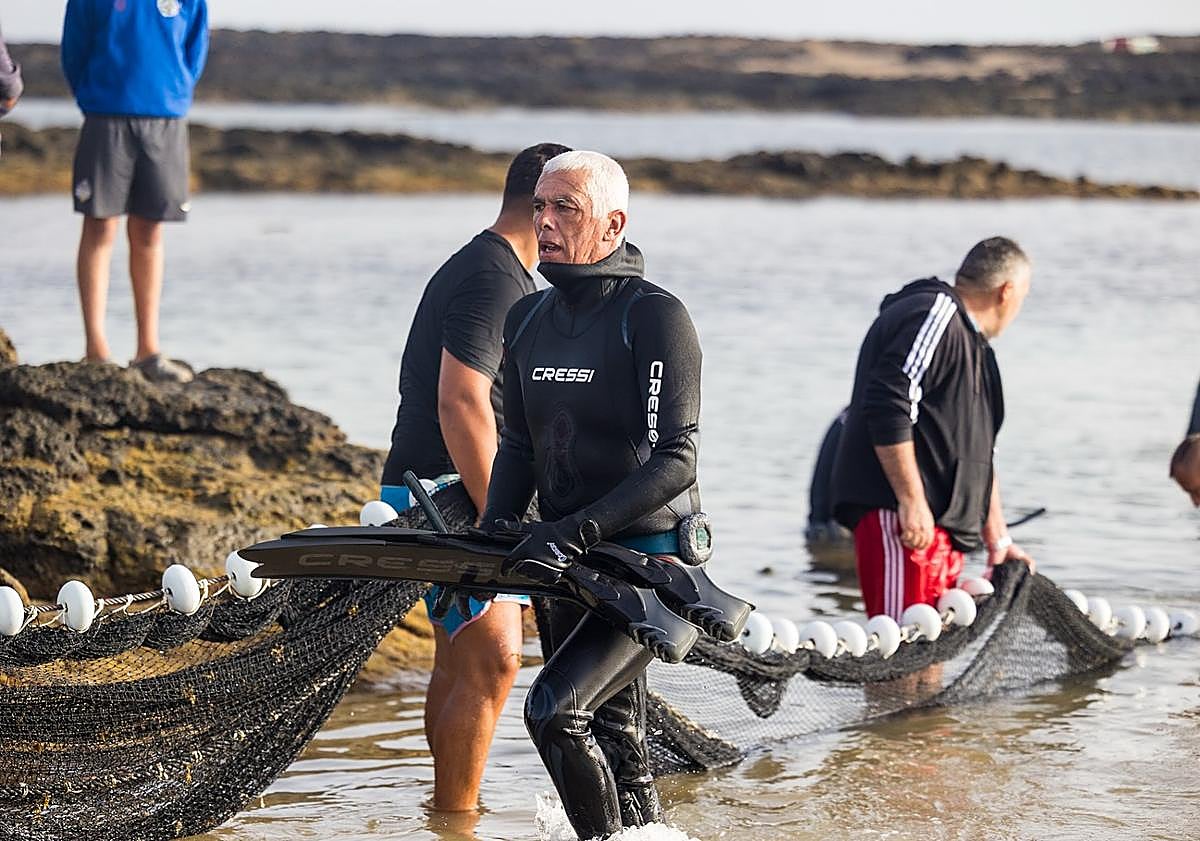Imagen principal - Las mujeres también jalaron del chinchorro, aunque desde tierra.
