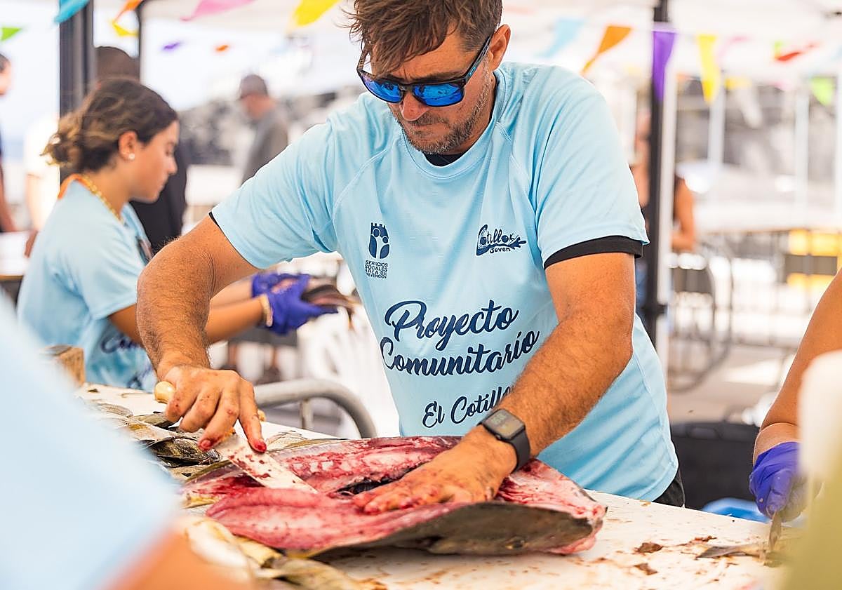 Imagen principal - El jareado tuvo lugar en el Muellito y las jareas se orearon en los callaos de la playa.