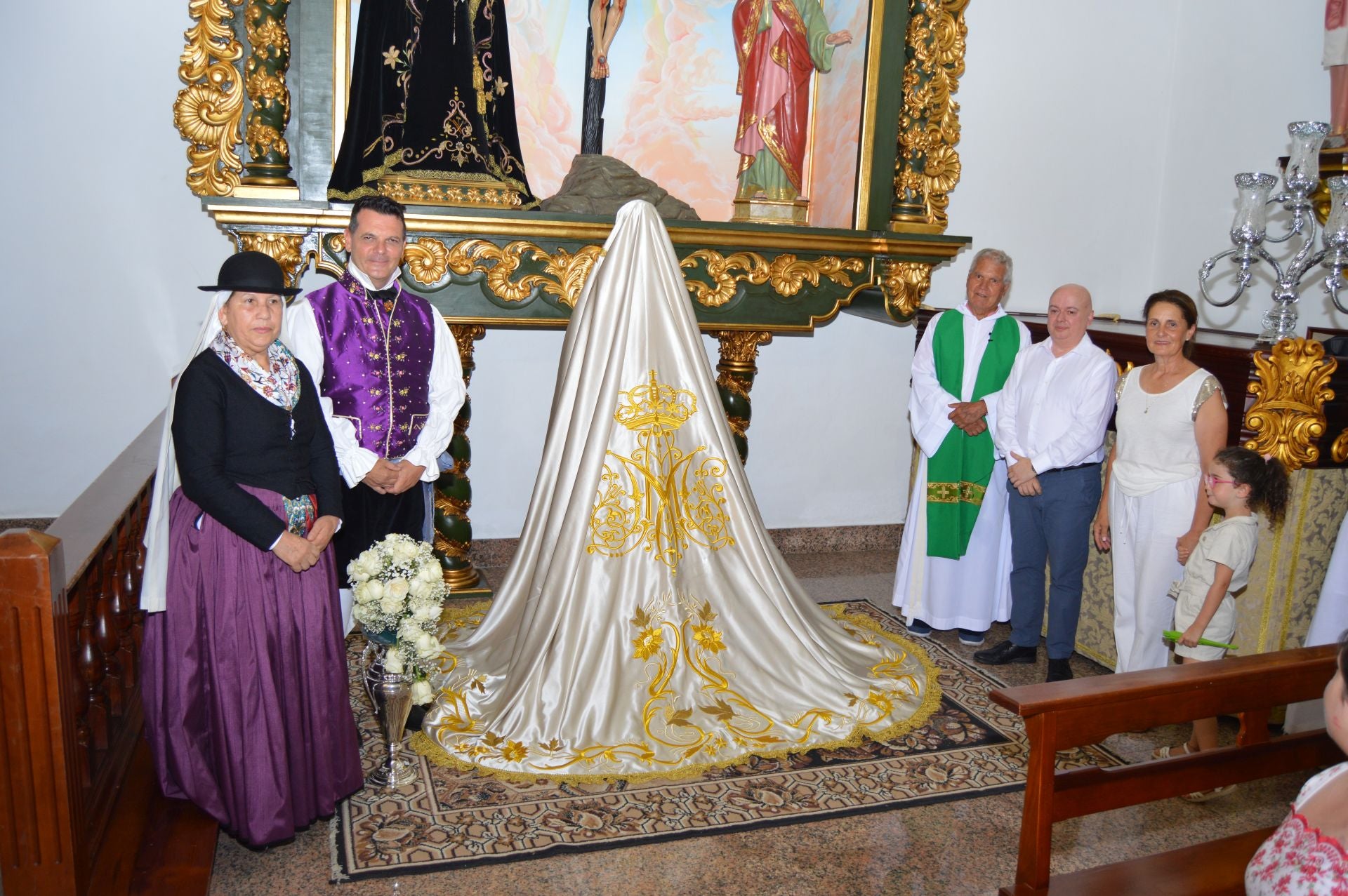Representantes de la agrupación durante el acto de entrega del nuevo manto.