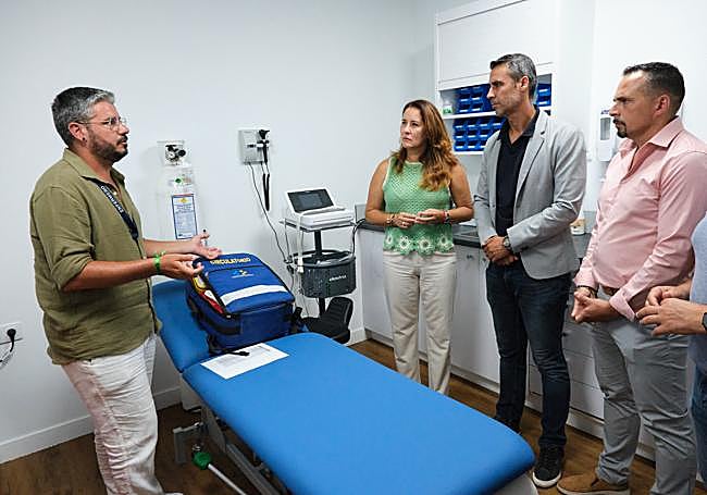 Lola García, Isaí Blanco y Adasat Goya, en las nuevas dependencias sanitarias.