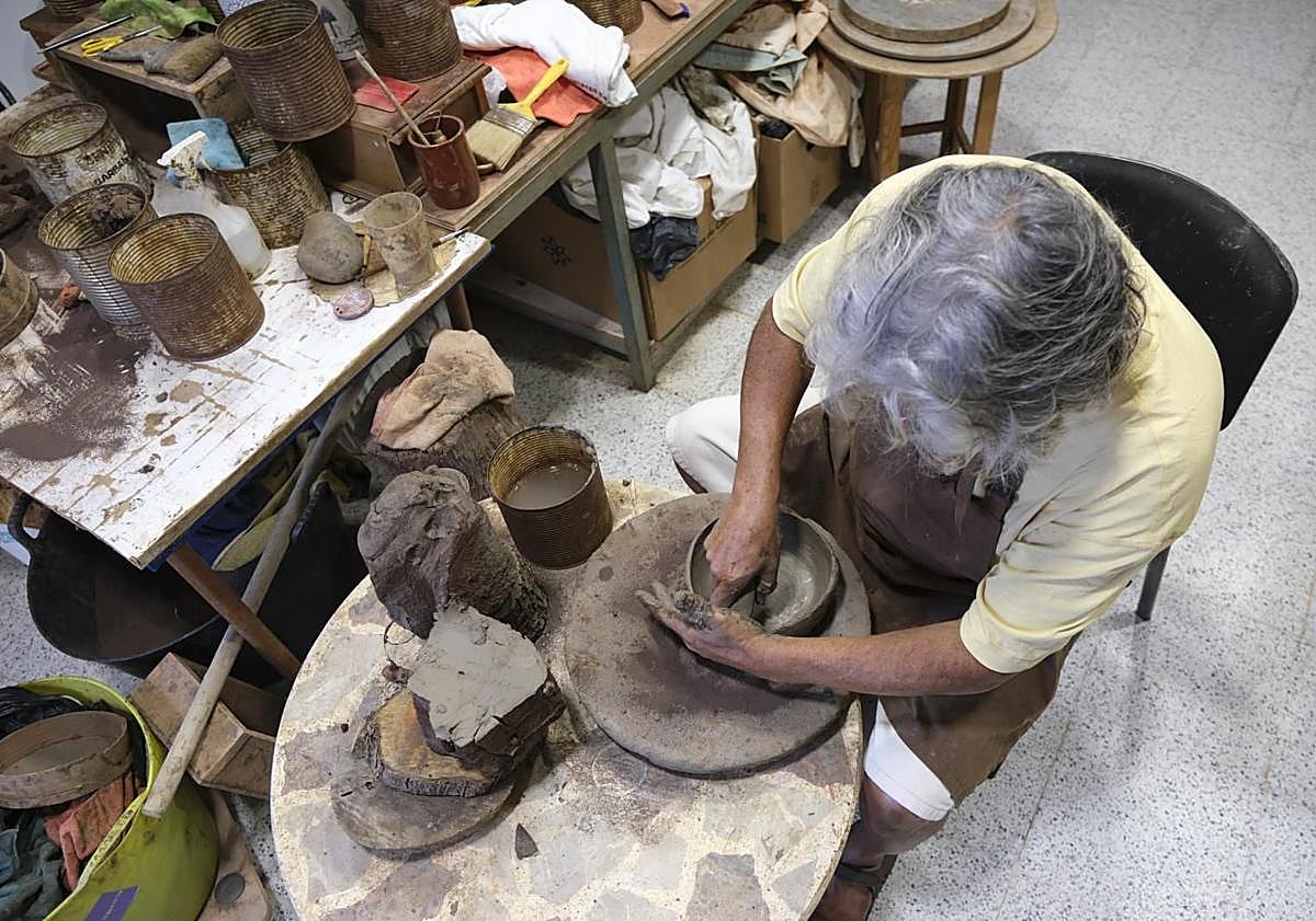 Imagen principal - Arriba, Domingo Díaz crea arte con sus manos en el centro losero. Abajo, distintos tipos de gofio del Molino San Pedro y casas-cuevas caracterísitcas de La Atalaya de Santa Brígida.