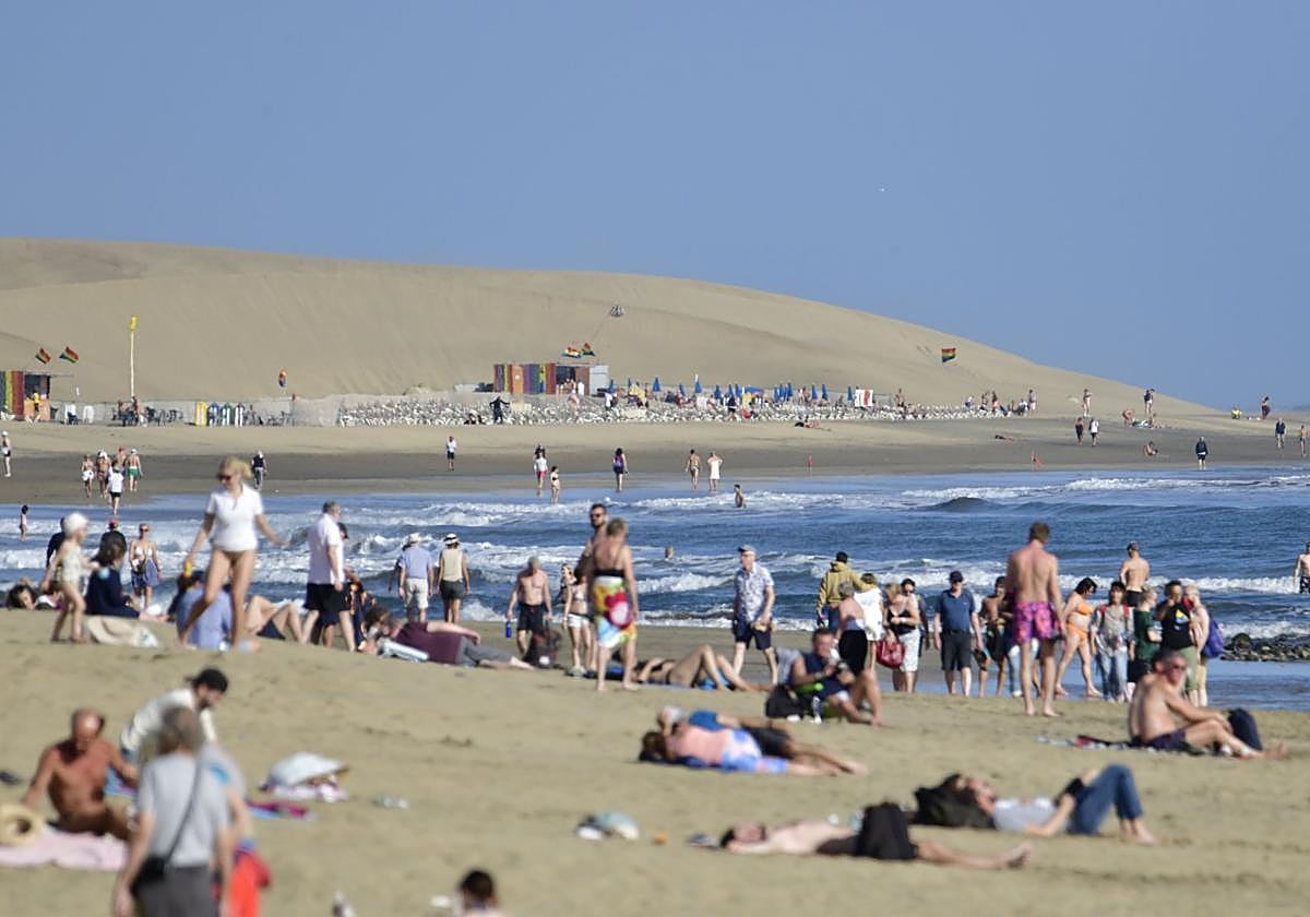 Turistas en la playa de Maspalomas.