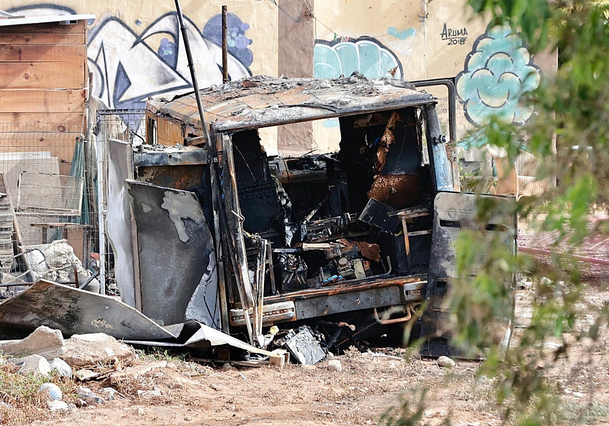 Así quedó el vehículo en el que murió un hombre calcinado en Ojos de Garza