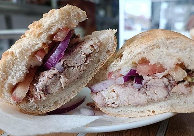 Bocadillo de caballa de la cafetería Casa Alonso.