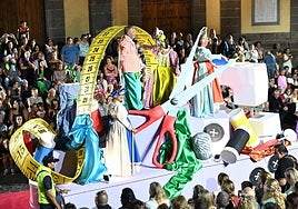 Una de las carrozas que desfiló el año pasado pasando por el frontis de la iglesia.