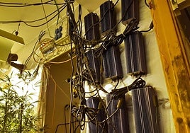 Contadores manipulados en un caso de fraude eléctrico.