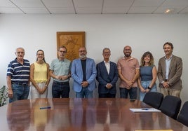 Representantes del Ayuntamiento, del Servicio Canario de Salud y de Yrichen durante la firma del acuerdo.
