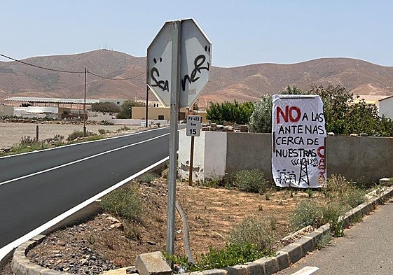 El rechazo a la antena de telefonía está patente en ventanas, balcones y solares.