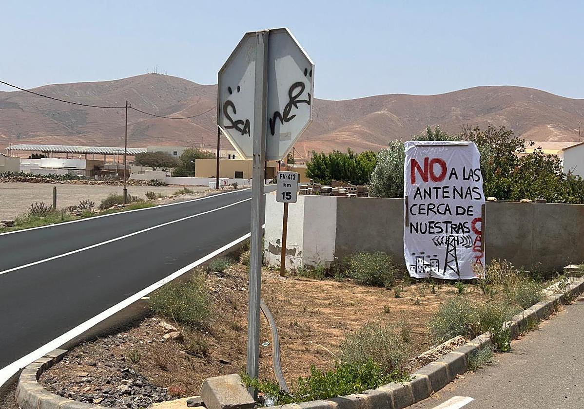 El rechazo a la antena de telefonía está patente en ventanas, balcones y solares.