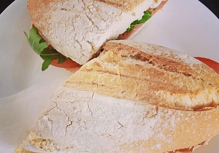 Bocadillo de rucula con tomate de El Mesón del bocadillo.