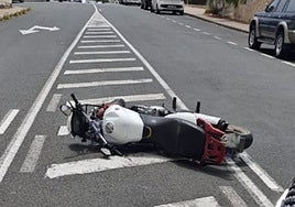 Imagen de la moto caída en el suelo.