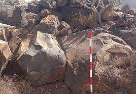 El podomorfo se localiza en la Piedra del Majo, en el yacimiento de Zonzamas.