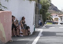 Un grupo de personas se refugian del calor en Santa Lucía de Tirajana la semana pasada.