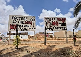 Cruces y carteles en contra de la obra de la antena en Antigua.