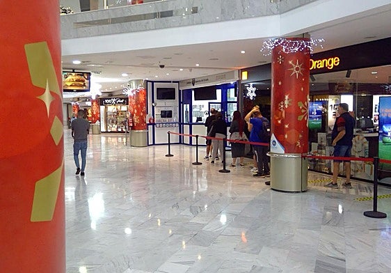 Administración en el Centro Comercial Las Arenas, la encargada de vender uno de dos boletos premniados.