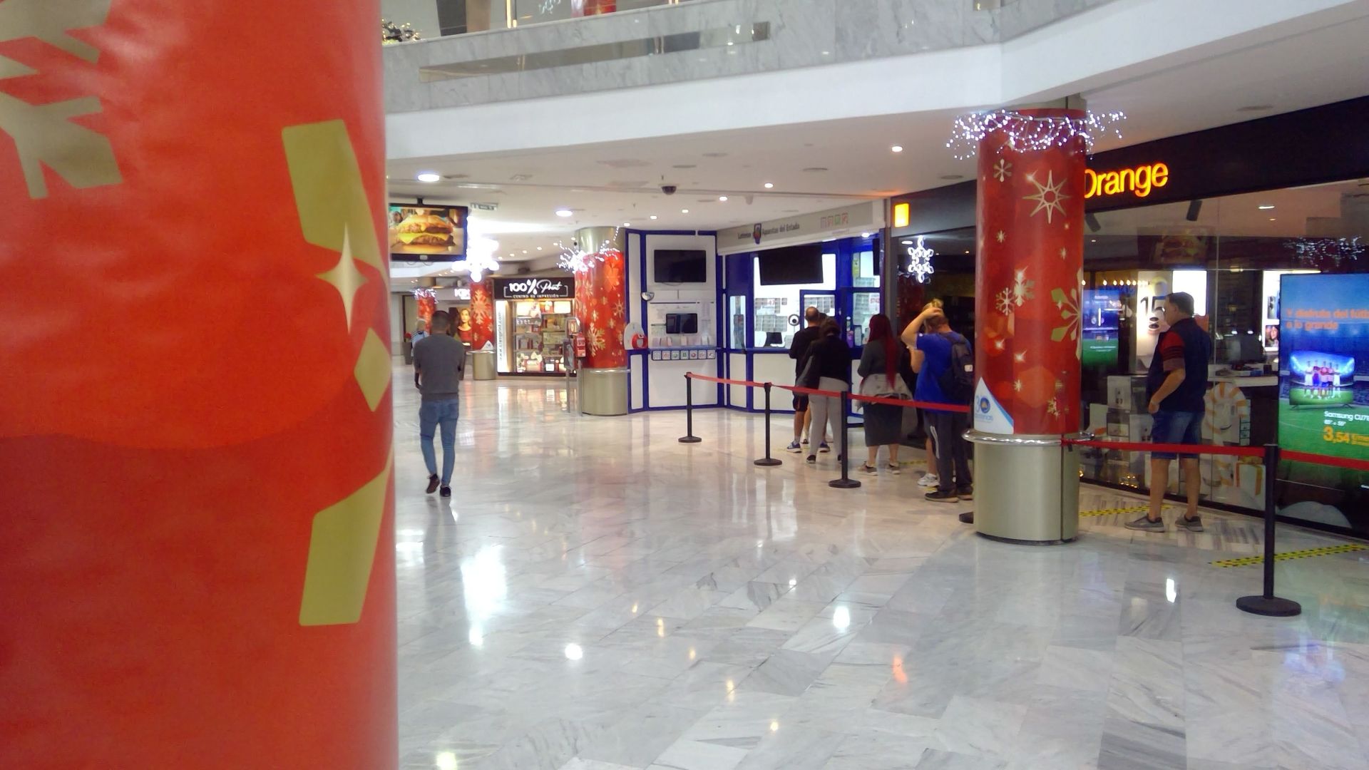 Administración en el Centro Comercial Las Arenas, la encargada de vender uno de dos boletos premniados.