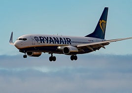Imagen de un Ryanair aterrizando en el Aeropuerto de Gran Canaria.