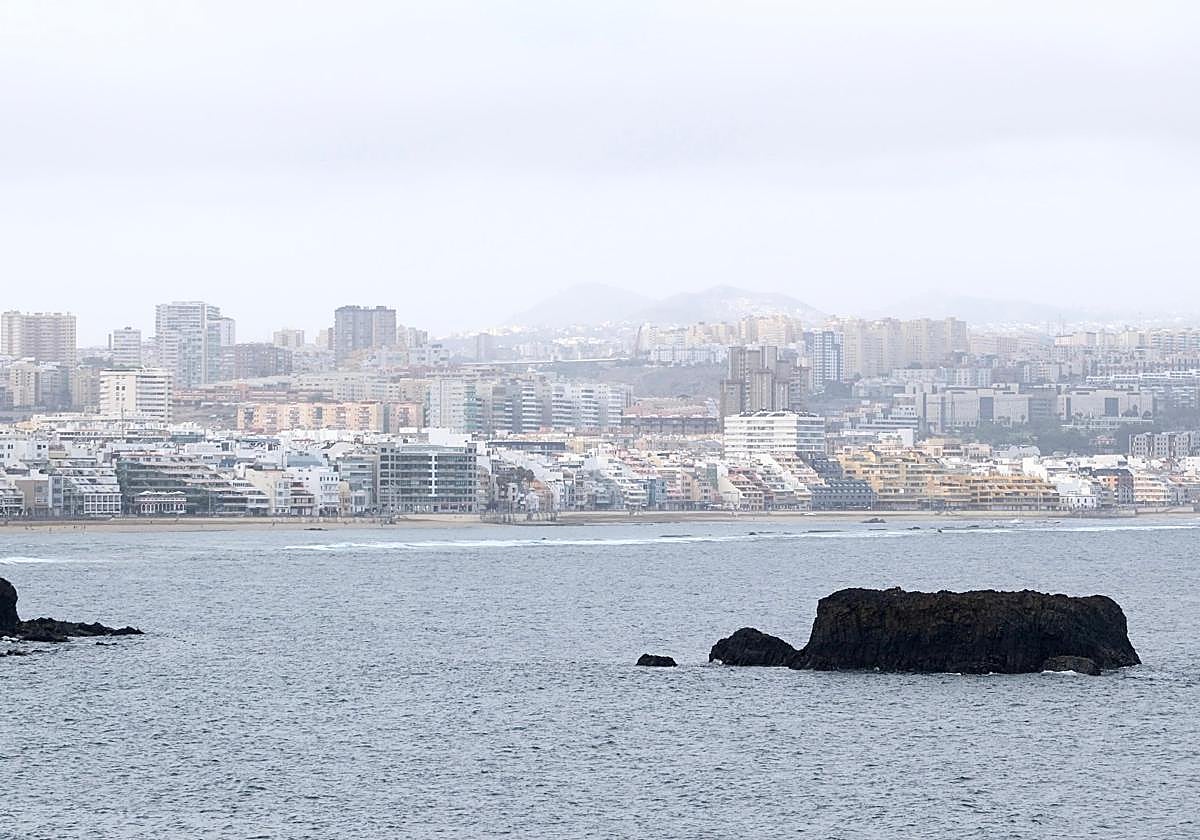 La calima invade Las Palmas de Gran Canaria este miércoles.