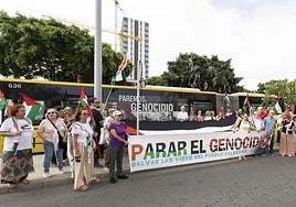 Acto de presentación de Guaguas Municipales con el mensaje en apoyo al pueblo palestino.