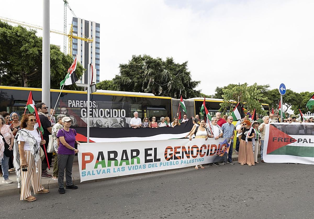Acto de presentación de Guaguas Municipales con el mensaje en apoyo al pueblo palestino.