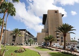 Imagen de la fachada lateral del hospital Insular.