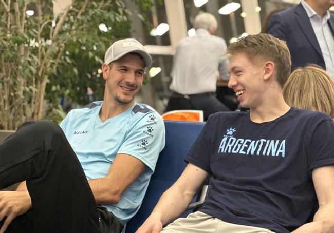 Nicolás Brussino y Dylan Bordón sonríen en la concentración de Argentina.
