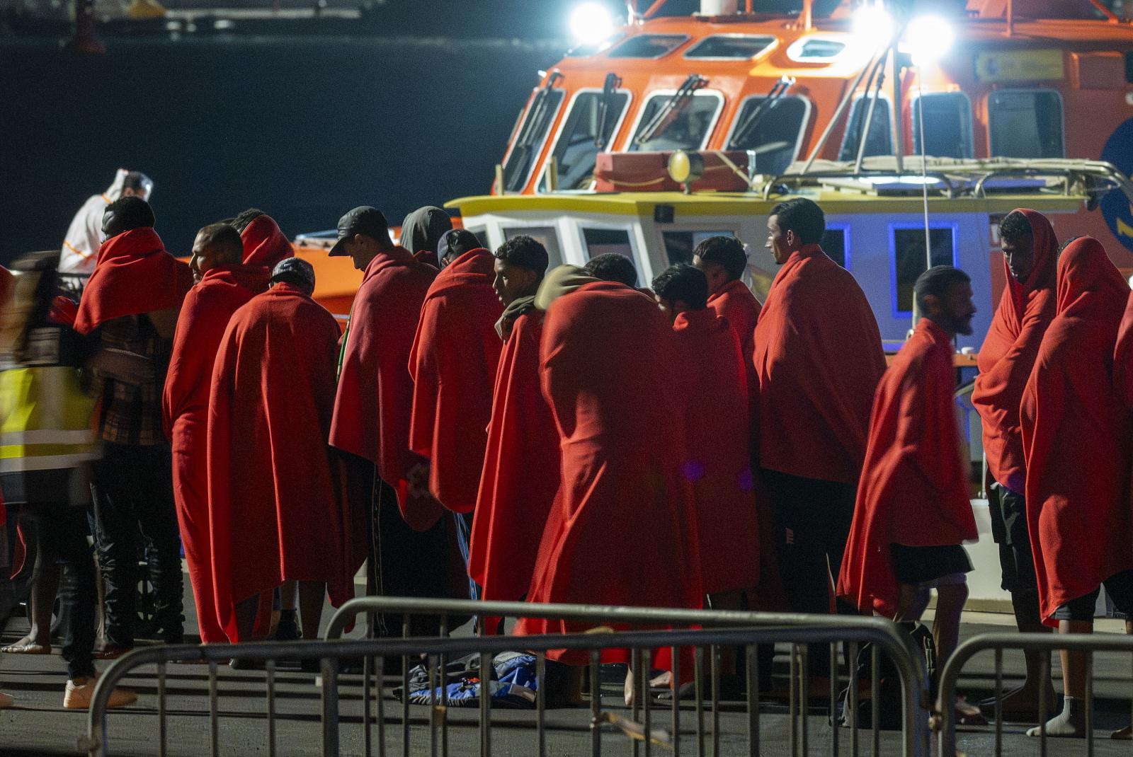 Llegada al puerto de Arrecife de 62 hombres migrantes en la madrugada de este martes.