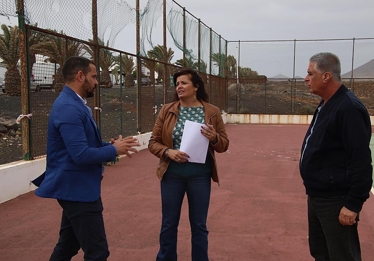 Autoridades de Teguise en la cancha de la calle Panamá.